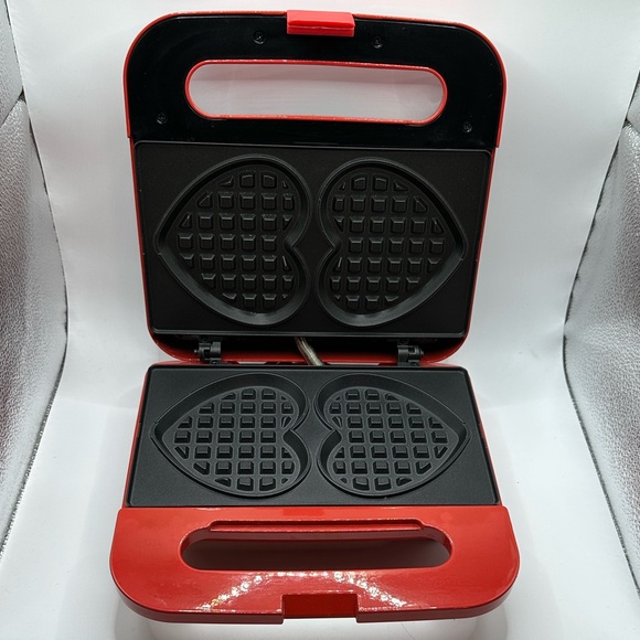 Housewares 4-Section Heart Shaped Waffle Maker. - Picture 3 of 9